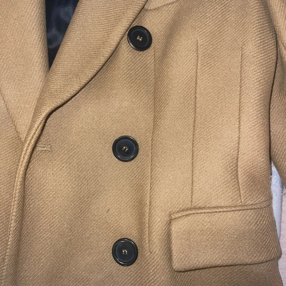 Stylish Tan Double-Breasted Coat - Picture 4 of 5